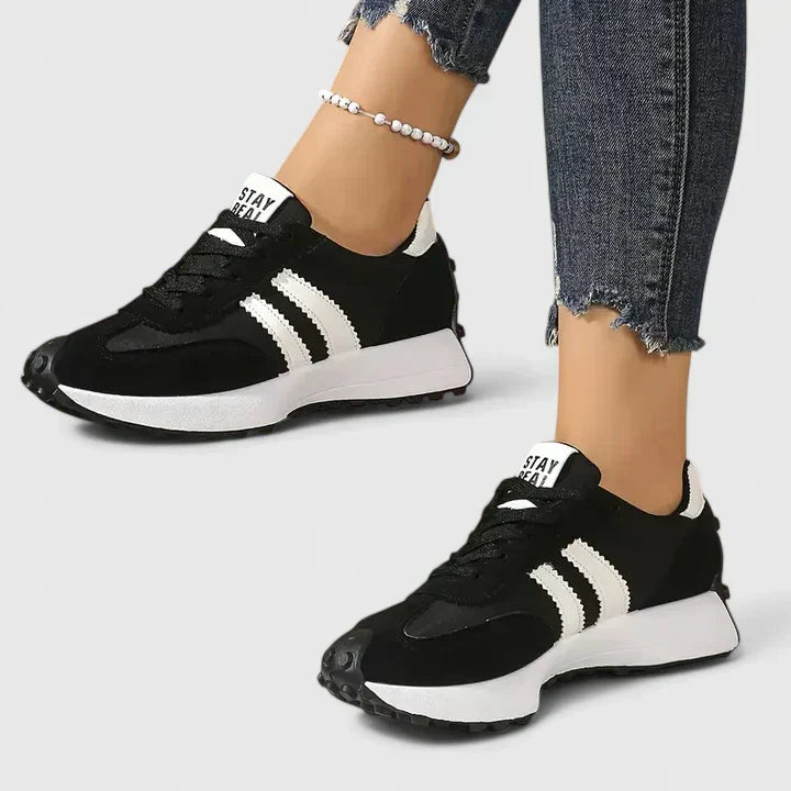 Women's running shoes with chunky sole, ideal for sport, gym, and active lifestyle. Comfortable athletic trainers.