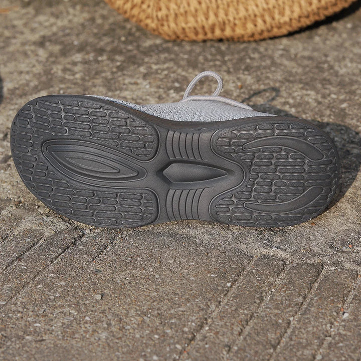 Seamless lace-up women's sneakers, lightweight & comfortable for versatile everyday casual wear.