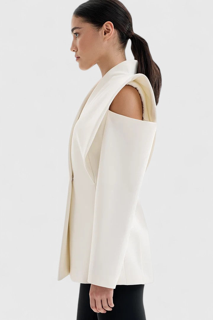 Sophisticated women's white structured-shoulder blazer. Sleek tailored design, a fashion statement for work or events.