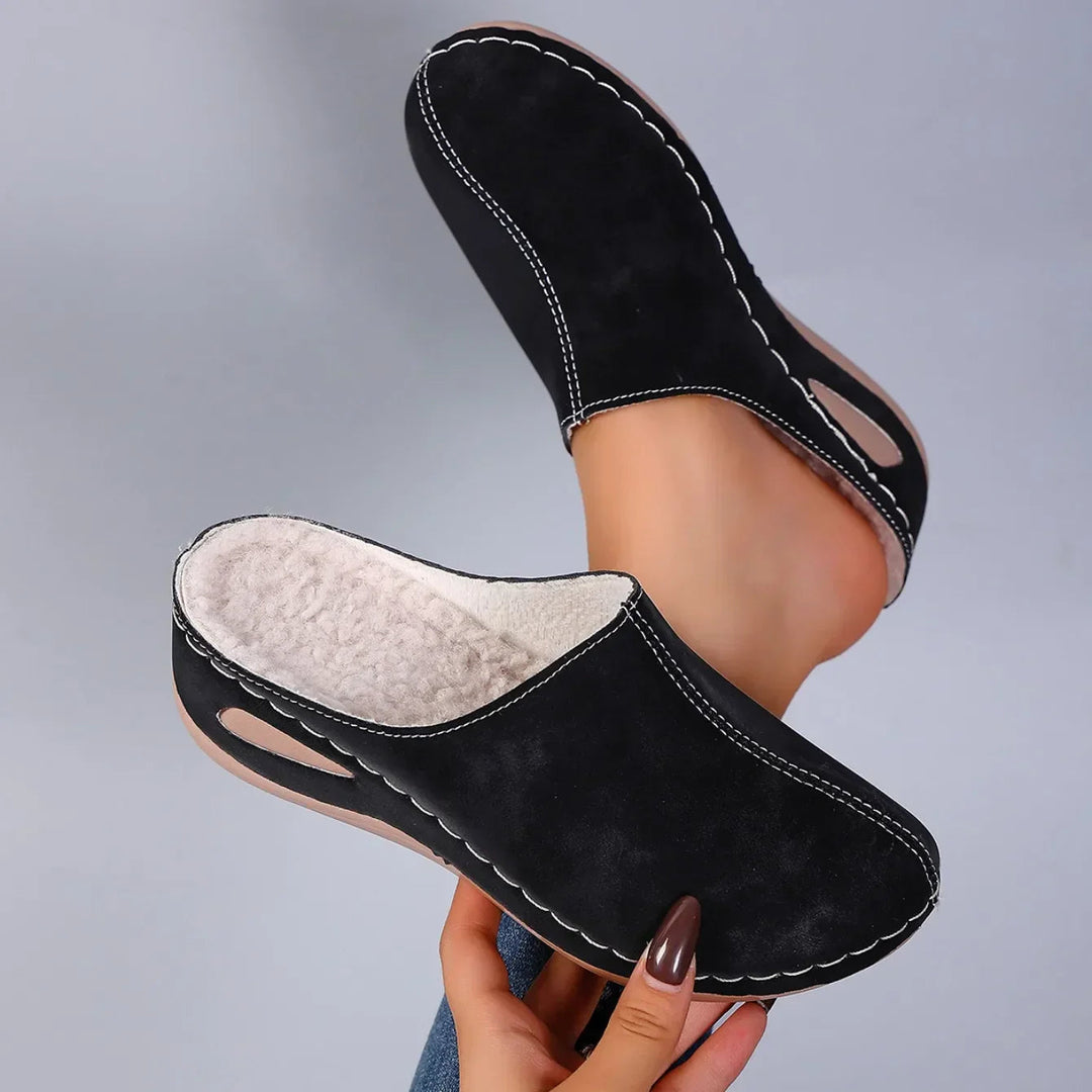 Casual women's slip-on clogs, ideal for indoor & outdoor wear. Lightweight comfort shoes for daily use.