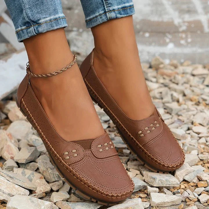 Versatile women's slip-on loafers, perfect for spring/summer casual wear. Breathable comfort flats for daily style.