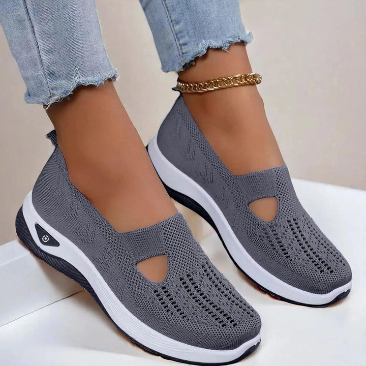 Casual women's slip-on sneakers with arch support, perfect for versatile summer outfits and walking.