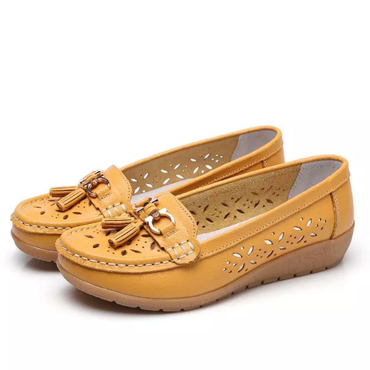 Casual women's moccasin sandals, soft, breathable, and comfortable for everyday wear with arch support.
