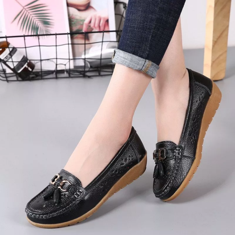 Slip-on women's moccasin sandals for walking & casual summer style. Soft, breathable, and comfy.