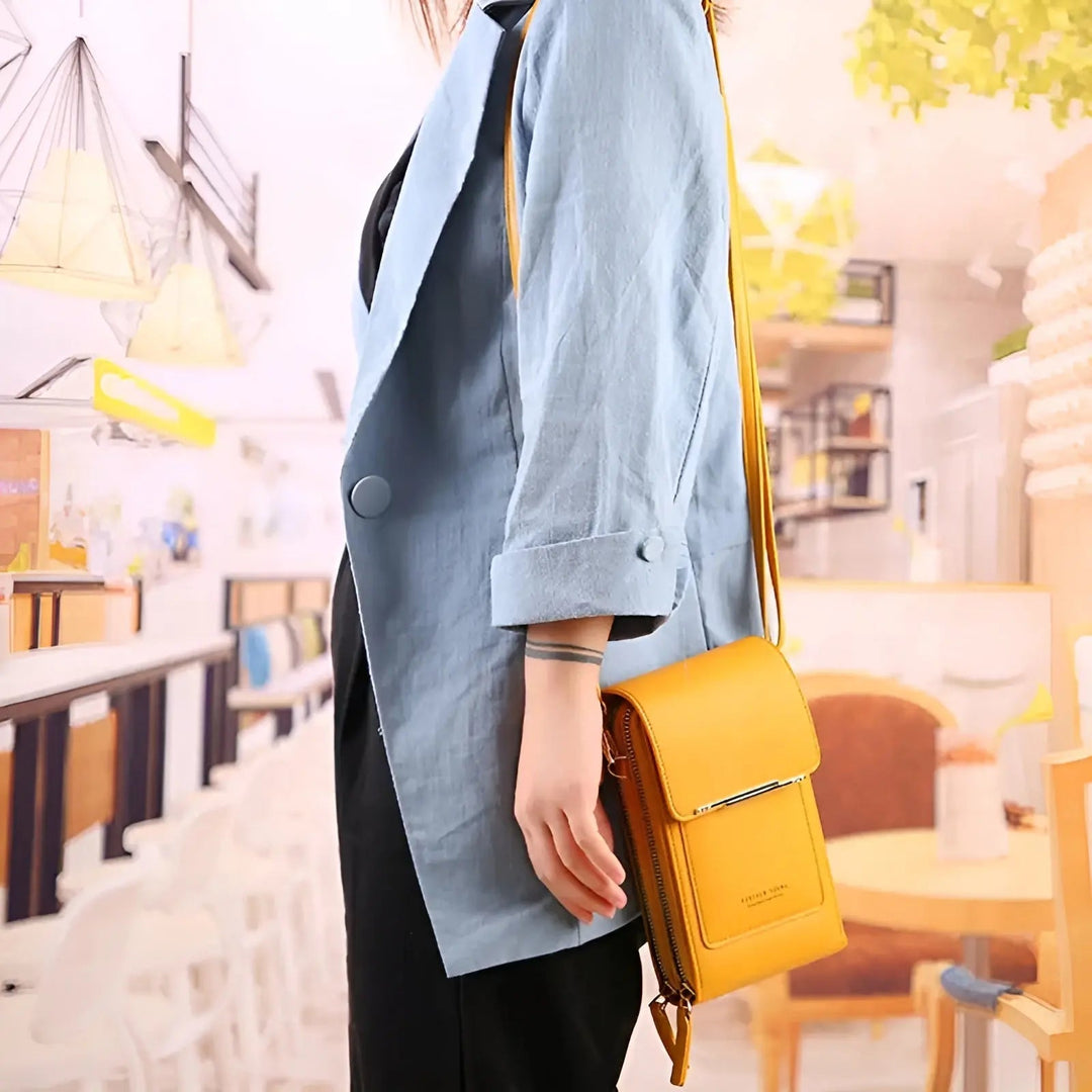 Women's stylish leather shoulder bag. Versatile and secure handbag, perfect for daily errands.