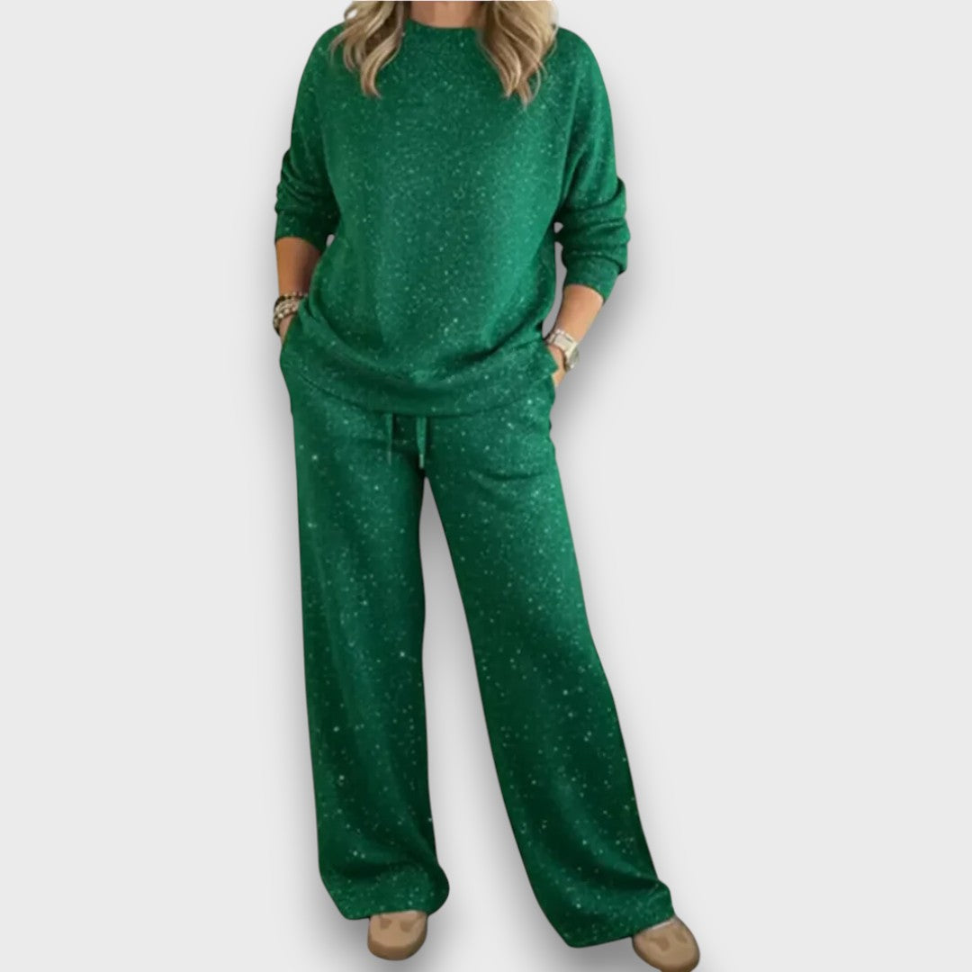 Women's soft two-piece lounge set, relaxed fit for ultimate comfort and home wear.