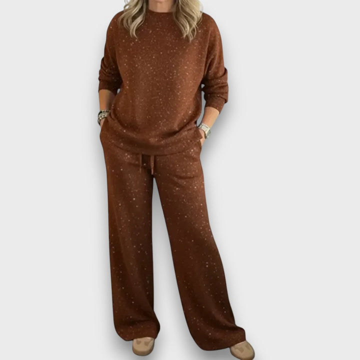 Women's cozy two-piece lounge set, soft fabric, relaxed fit, perfect for comfortable home & casual wear.