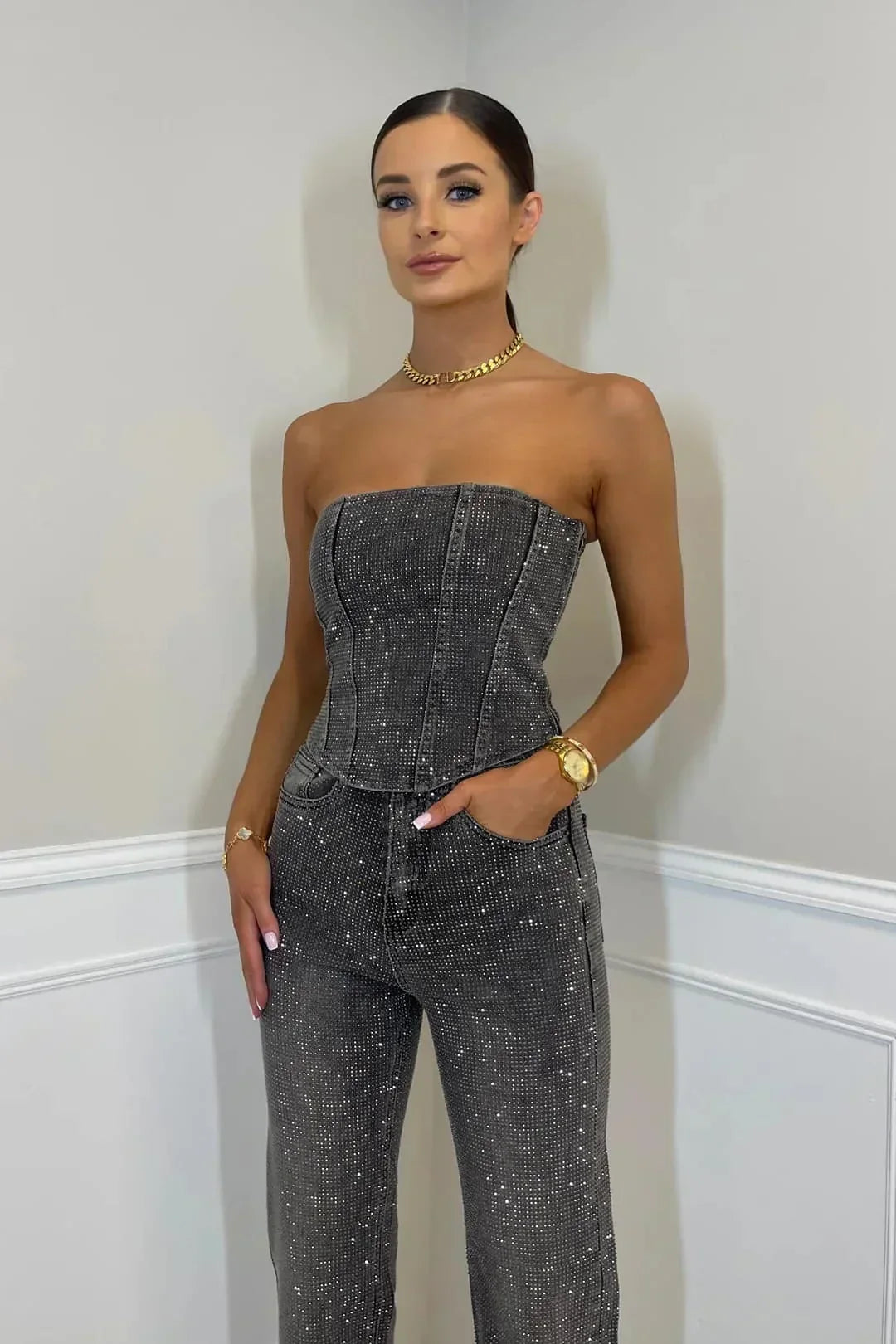 Chic women's party outfit: glitter crop top & high-waist jeans, a stunning two-piece set.