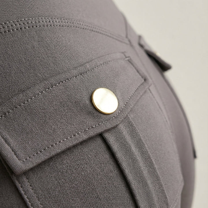 Athletic women's cargo leggings, stretchy fabric & ample pockets for gym or casual outings.
