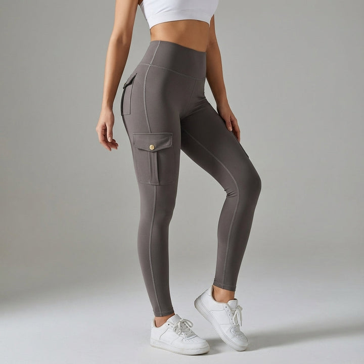 Judith high-waist women's sporty leggings with cargo pockets, perfect for versatile activewear.