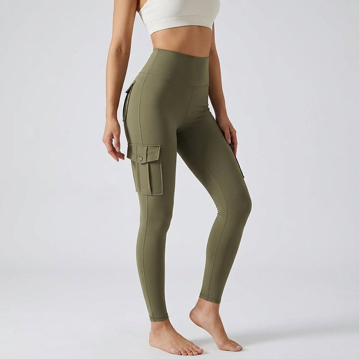 Stylish women's activewear cargo leggings, featuring a high waist, stretch fabric & practical pockets.