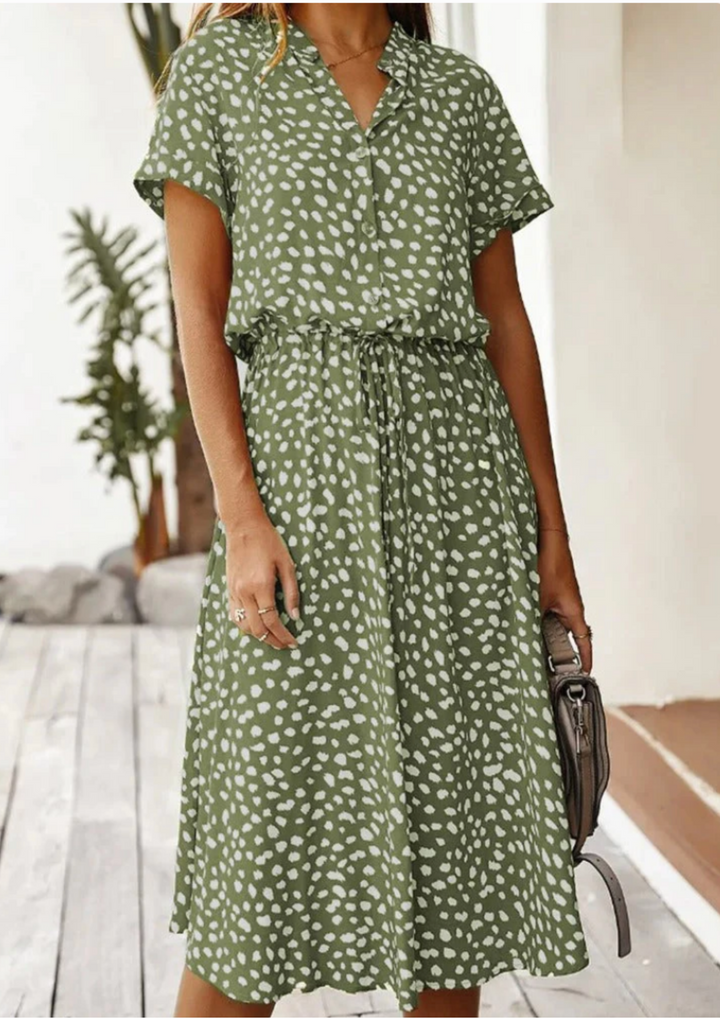 Comfortable spotted midi dress, button-down, V-neck, ideal for warm weather.