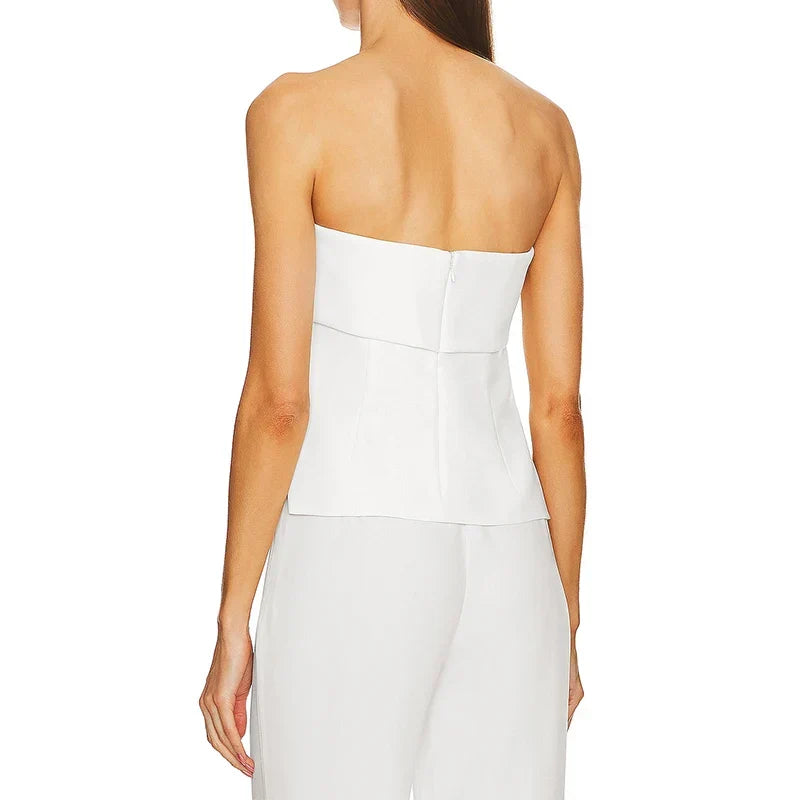 Fashionable women's strapless tube crop top, a trendy sleeveless piece for summer.
