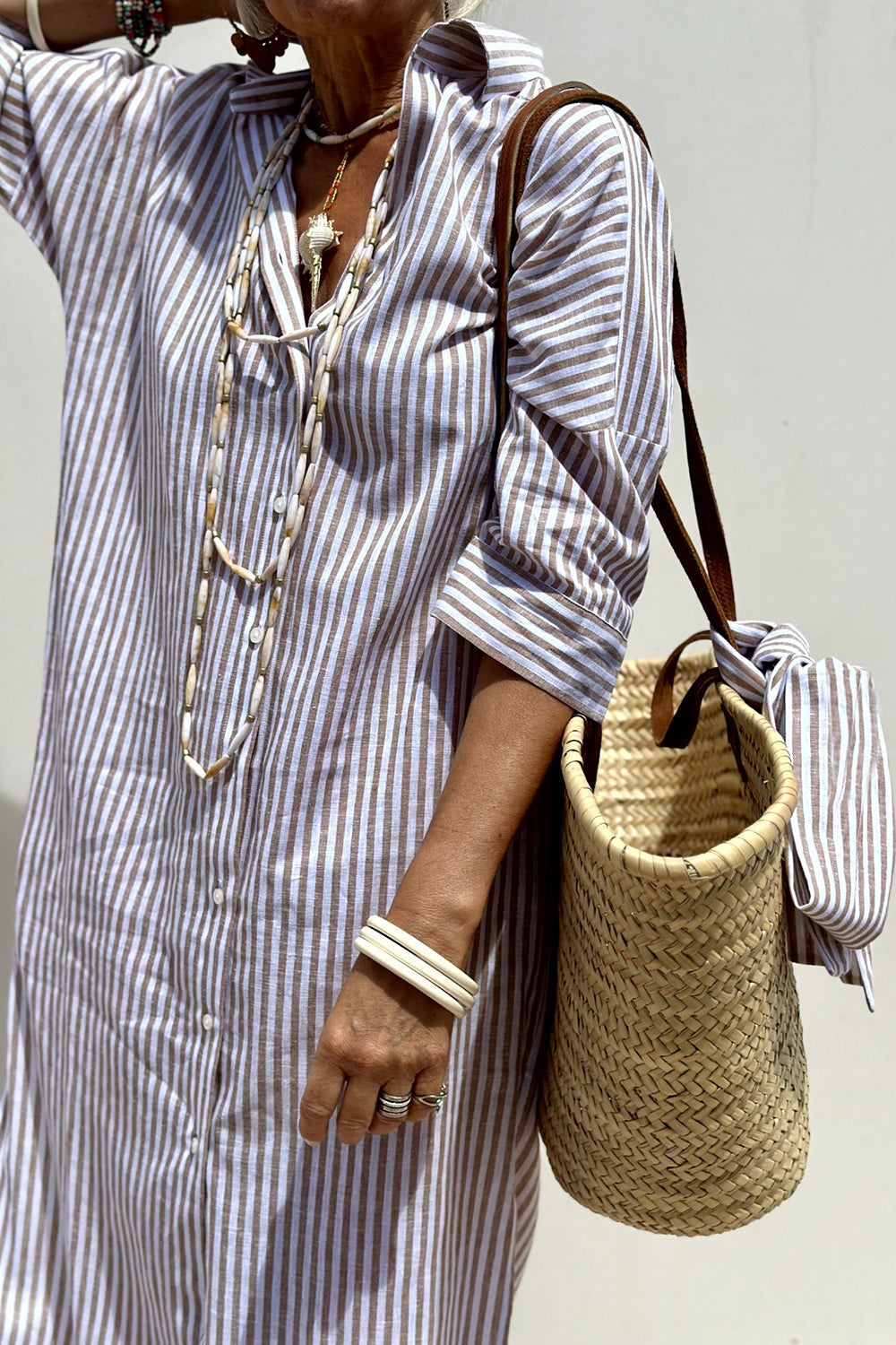 Versatile women's striped midi dress, oversized fit, collared and button-down. Ideal for casual spring events.