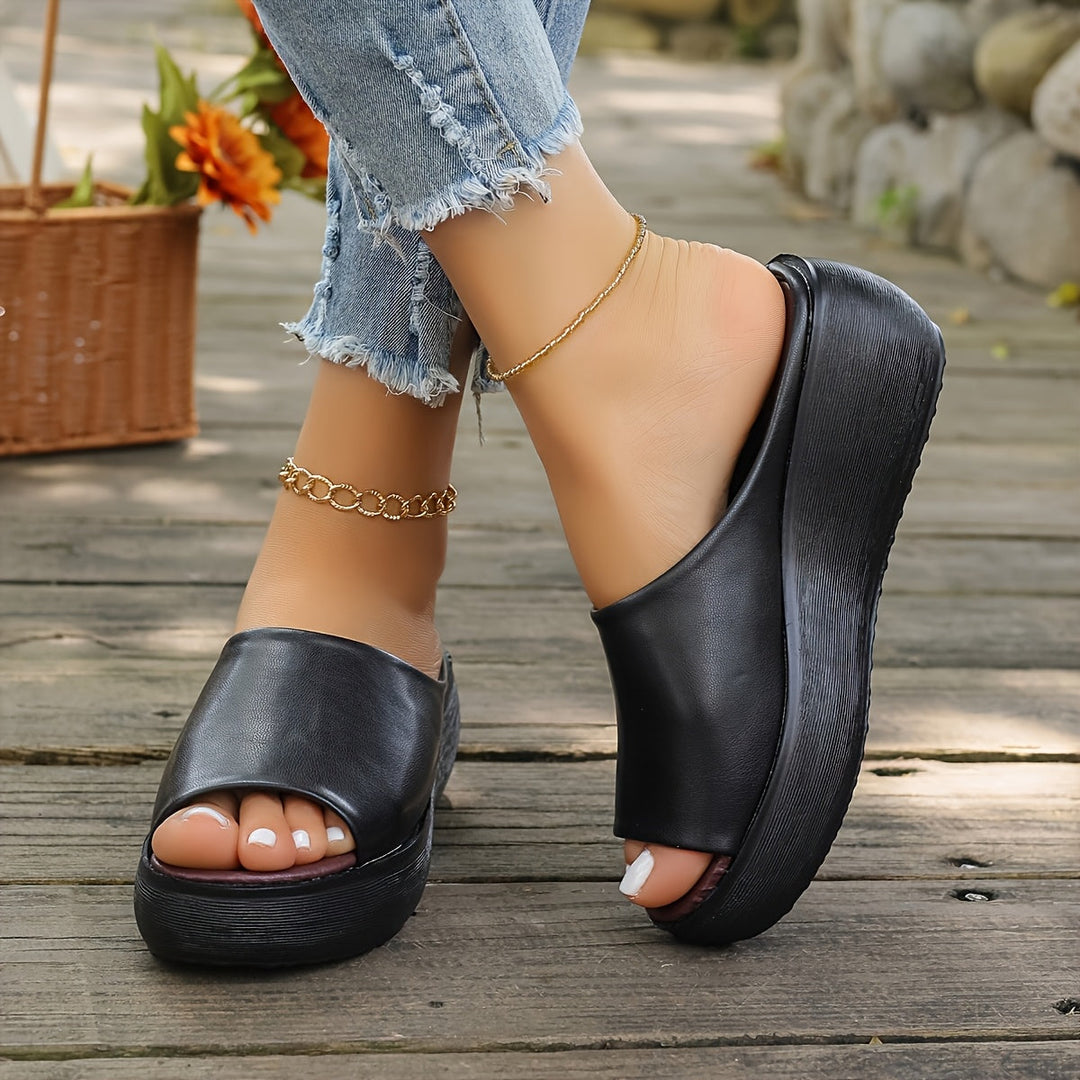Women's stylish casual sandals in versatile design, perfect for everyday comfort and summer wear.