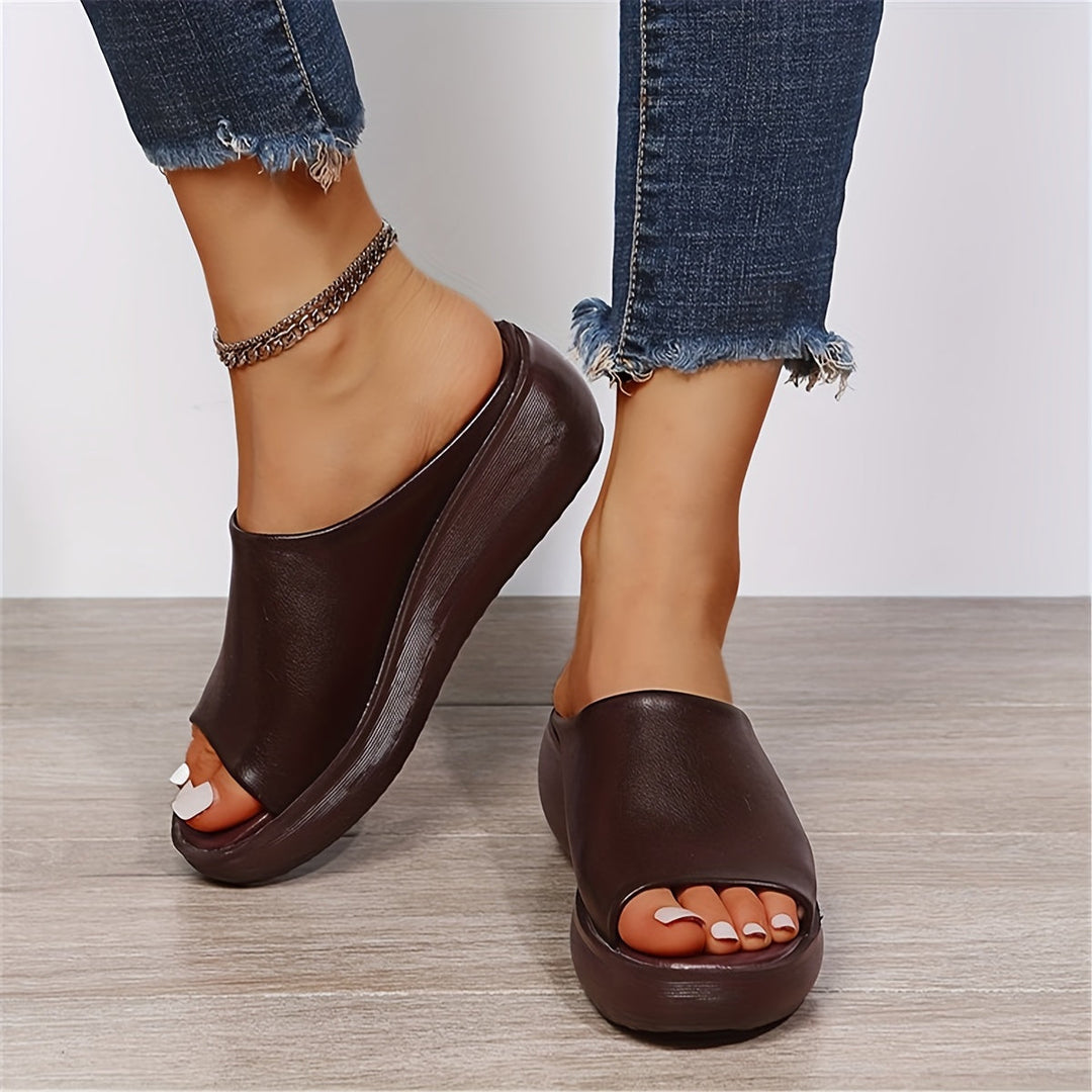 Elegant women's casual sandals, offering everyday comfort. Stylish open-toe design for versatile summer fashion.