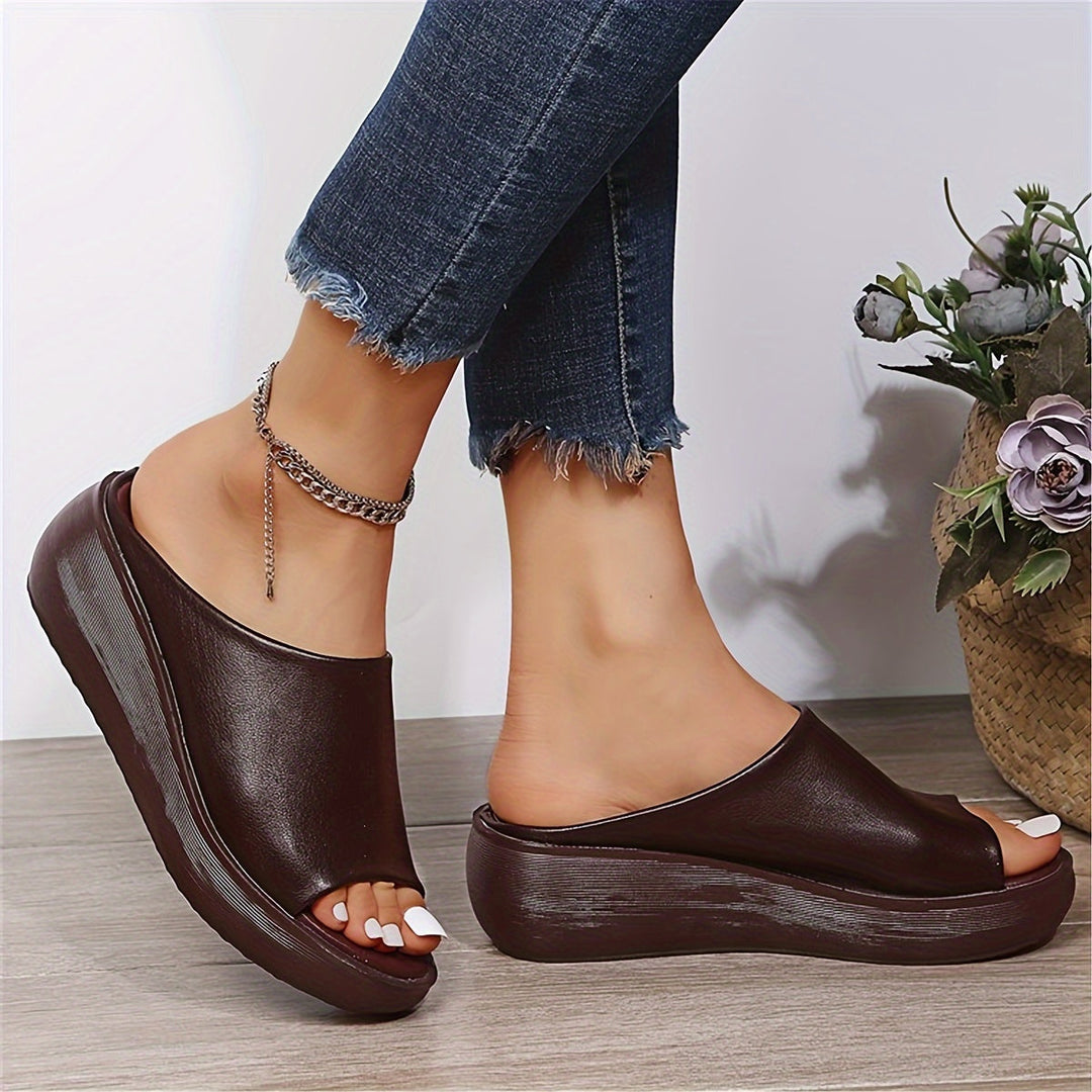 Women's everyday comfortable sandals, stylish flat open-toe design for versatile casual summer wear.