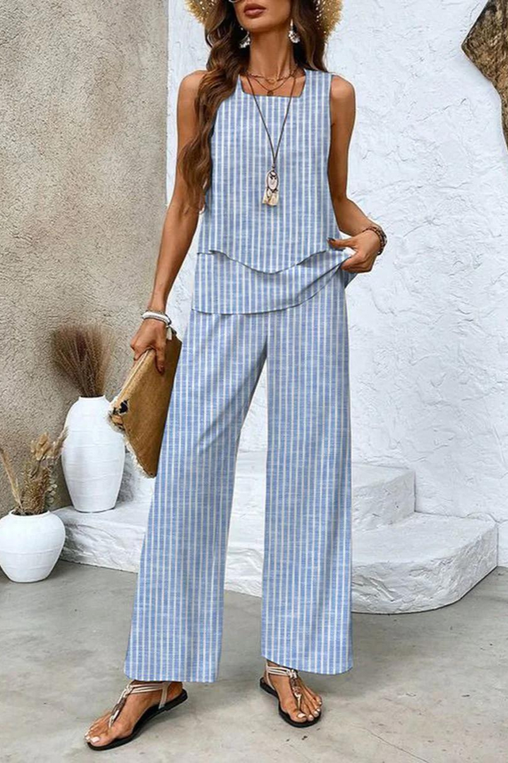 Versatile women's floral two-piece set featuring a stylish top and comfortable matching trousers.