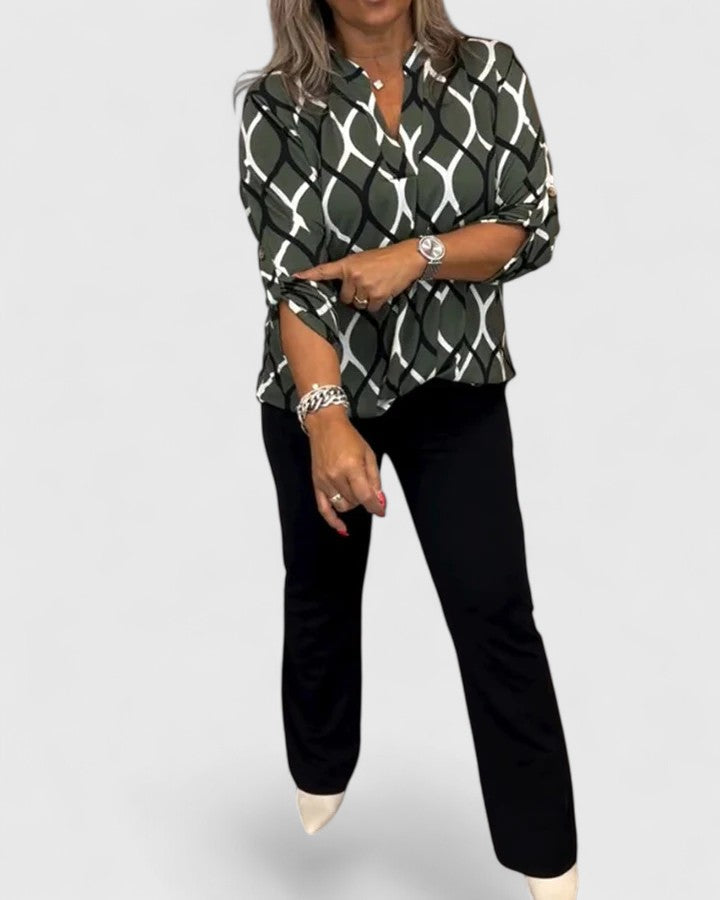Fashionable women's graphic blouse, comfortable three-quarter sleeve top for spring and autumn.
