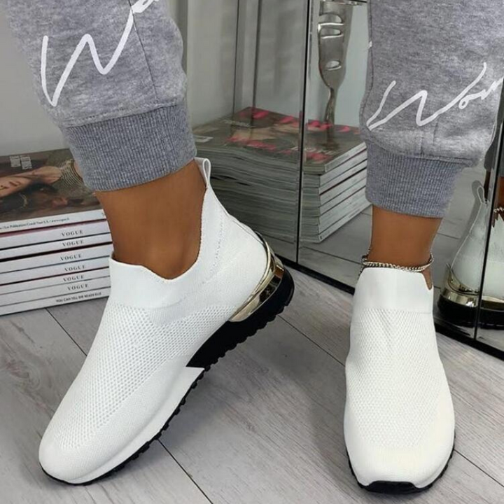 Close-up of the cushioned sole on women's orthopedic sneakers, designed for superior pain relief & comfort.