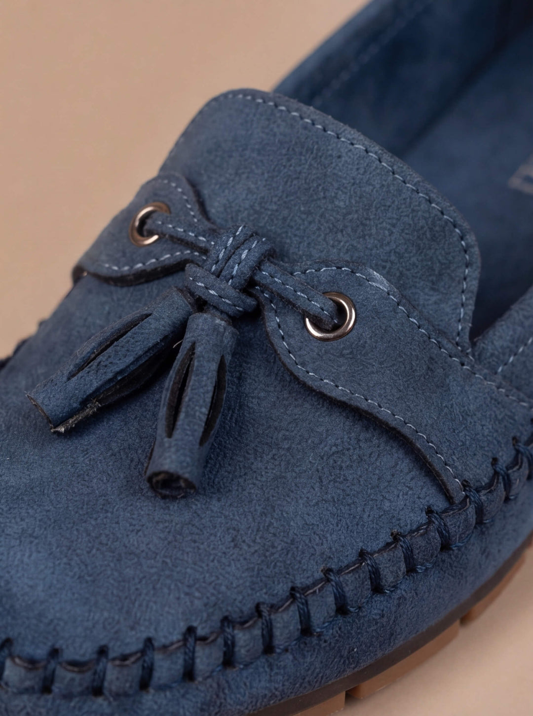 Fashionable women's tassel loafers, classic moccasin style flats for versatile everyday outfits.