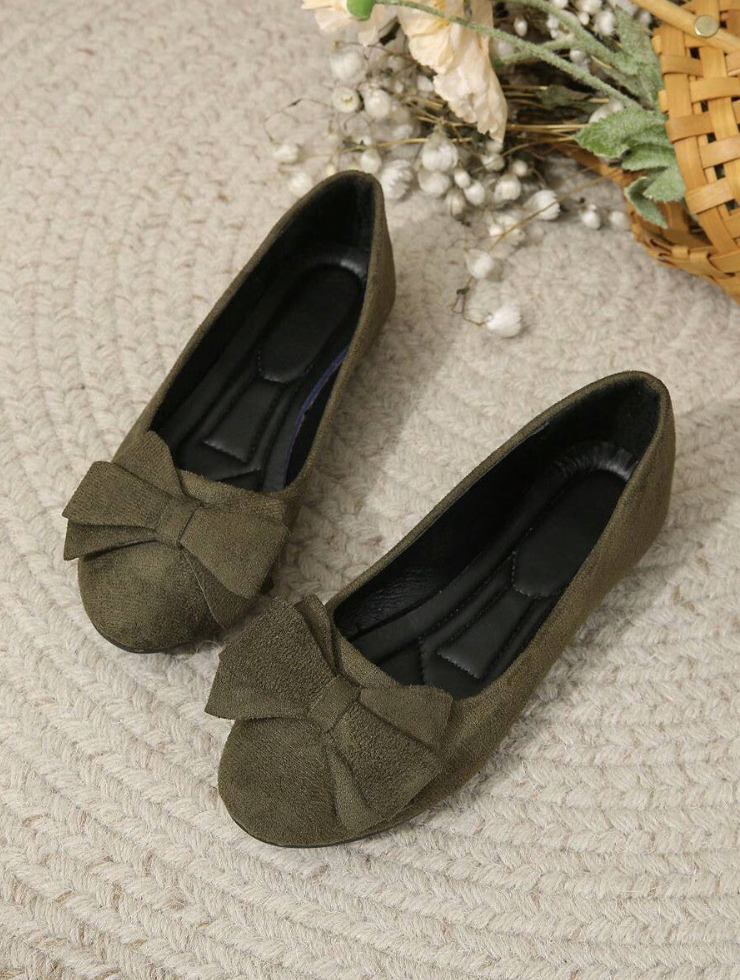 Black women's cushioned loafer flats, supportive & comfortable. Perfect everyday walking shoes.