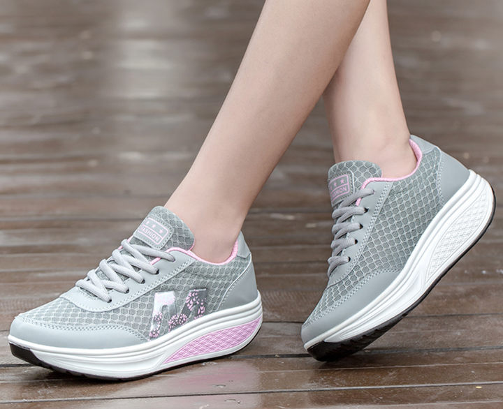 Women's casual walking shoes, lightweight, comfortable, and breathable for everyday wear.