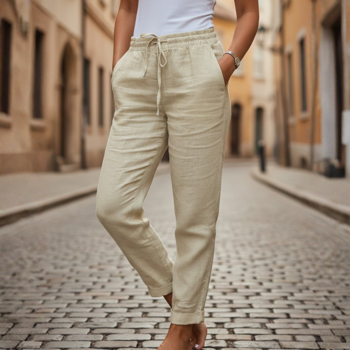 Versatile women's tapered summer pants, ideal for everyday wear. Relaxed fit & easy-to-adjust drawstring.