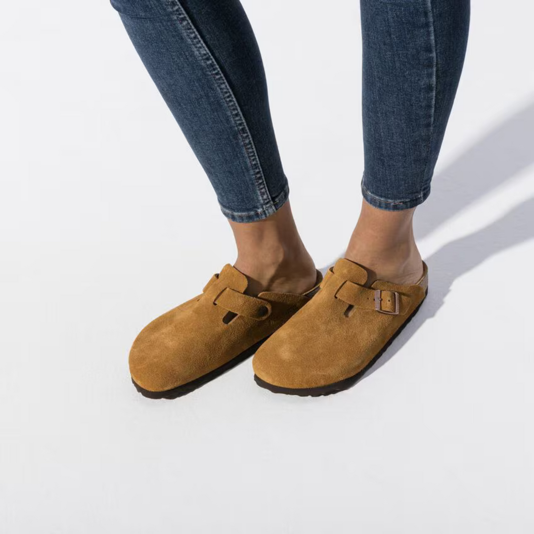 Taupe women's slip-on clogs with an anatomical footbed, ideal for comfort and everyday wear.