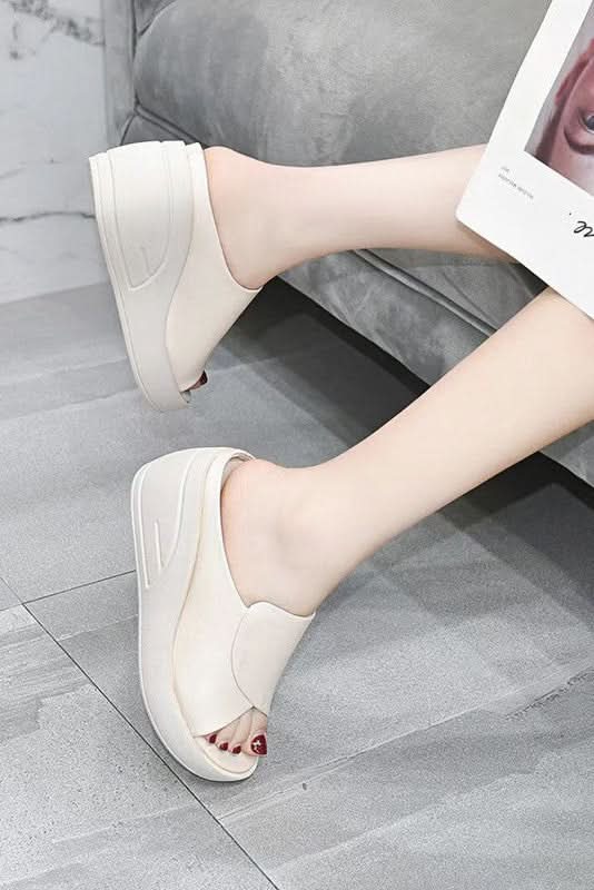 Comfortable women's open-toe sandals with thick cushioning, ideal for warm weather travel and daily wear.