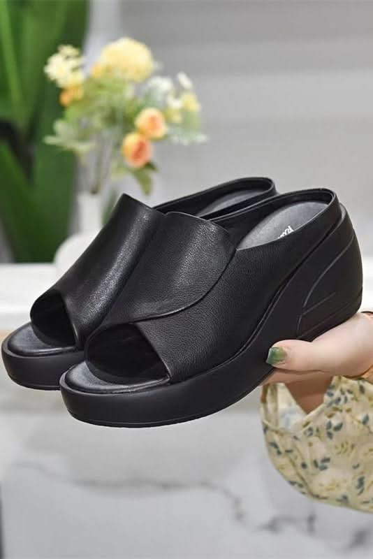 Stylish women's summer sandals featuring a supportive, cushioned sole for superior comfort. Great for casual use.