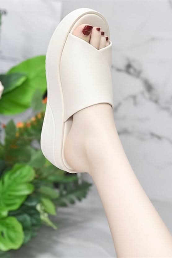 Versatile women's footwear: open-toe, cushioned summer sandals, perfect as travel shoes or casual warm weather wear.