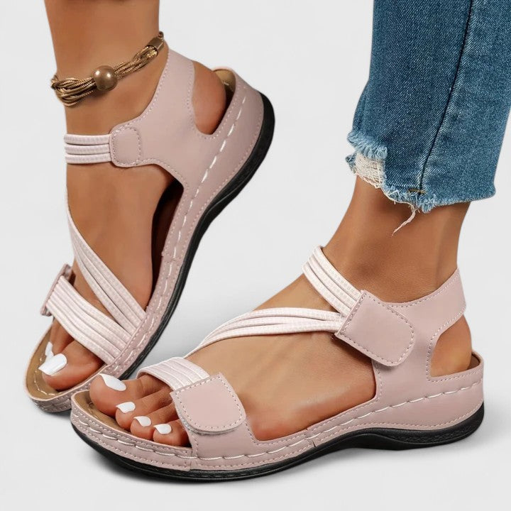 Close-up of the triple arch support in women's orthopedic sandals, ensuring superior foot comfort.