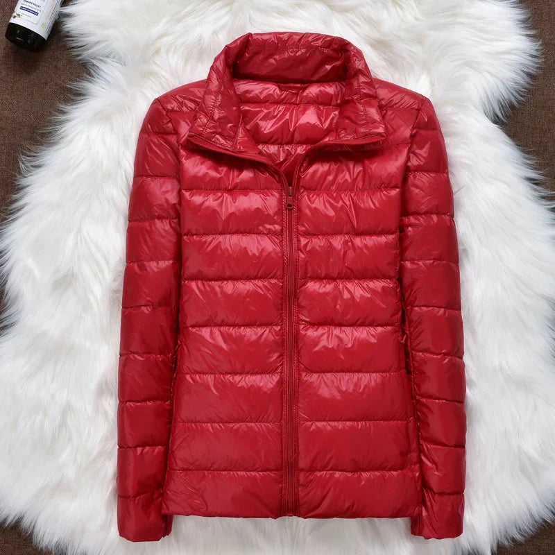 Essential women's ultralight coat, insulated for cold weather, versatile and practical design.
