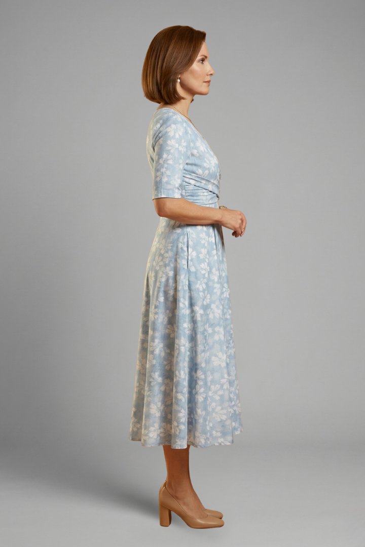Stylish women's V-neck midi dress, short sleeve with pockets. Ideal relaxed fit for casual spring and summer outfits.