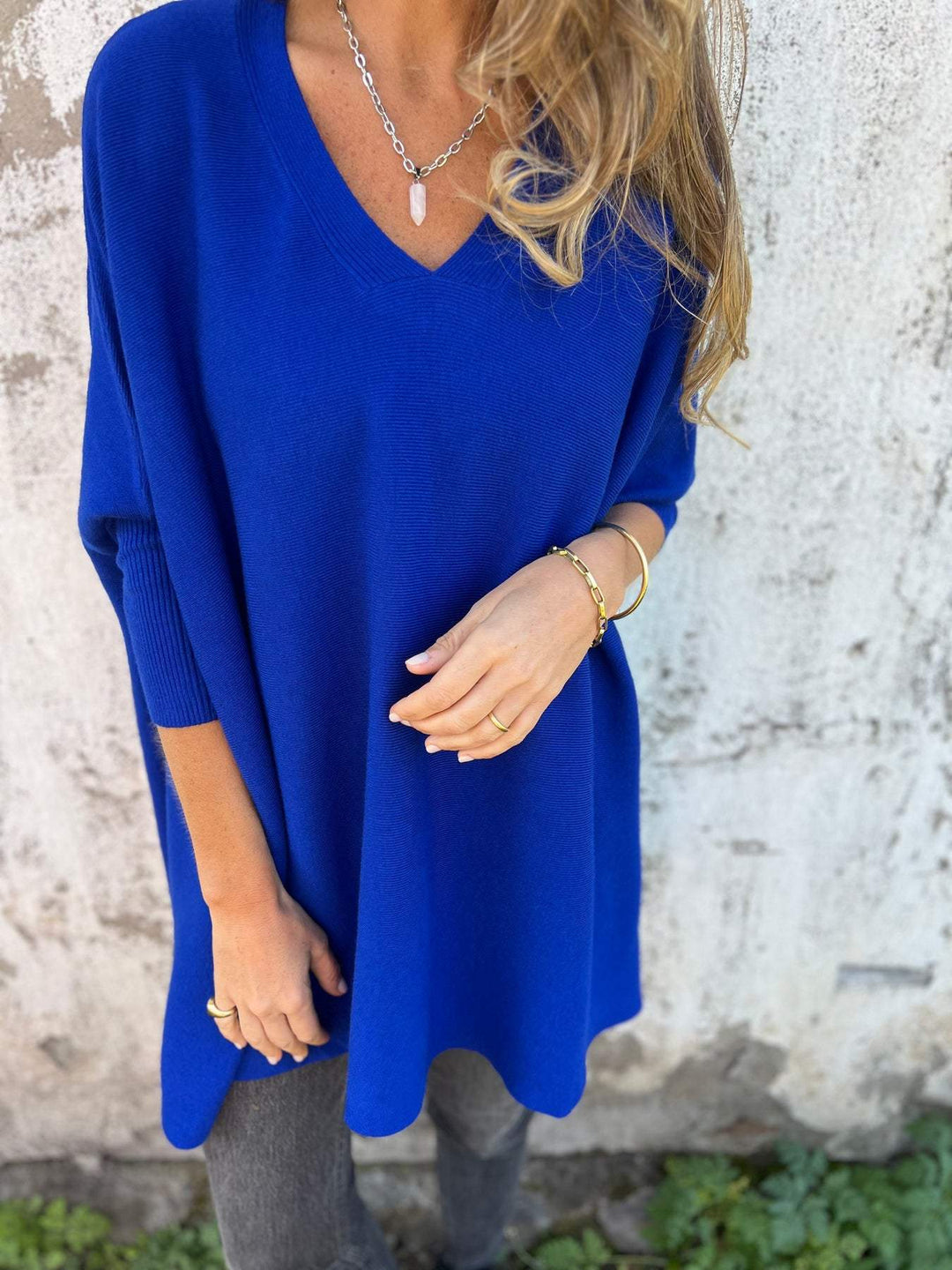 Versatile women's v-neck swing top, a comfortable and stylish batwing sleeve sweater.