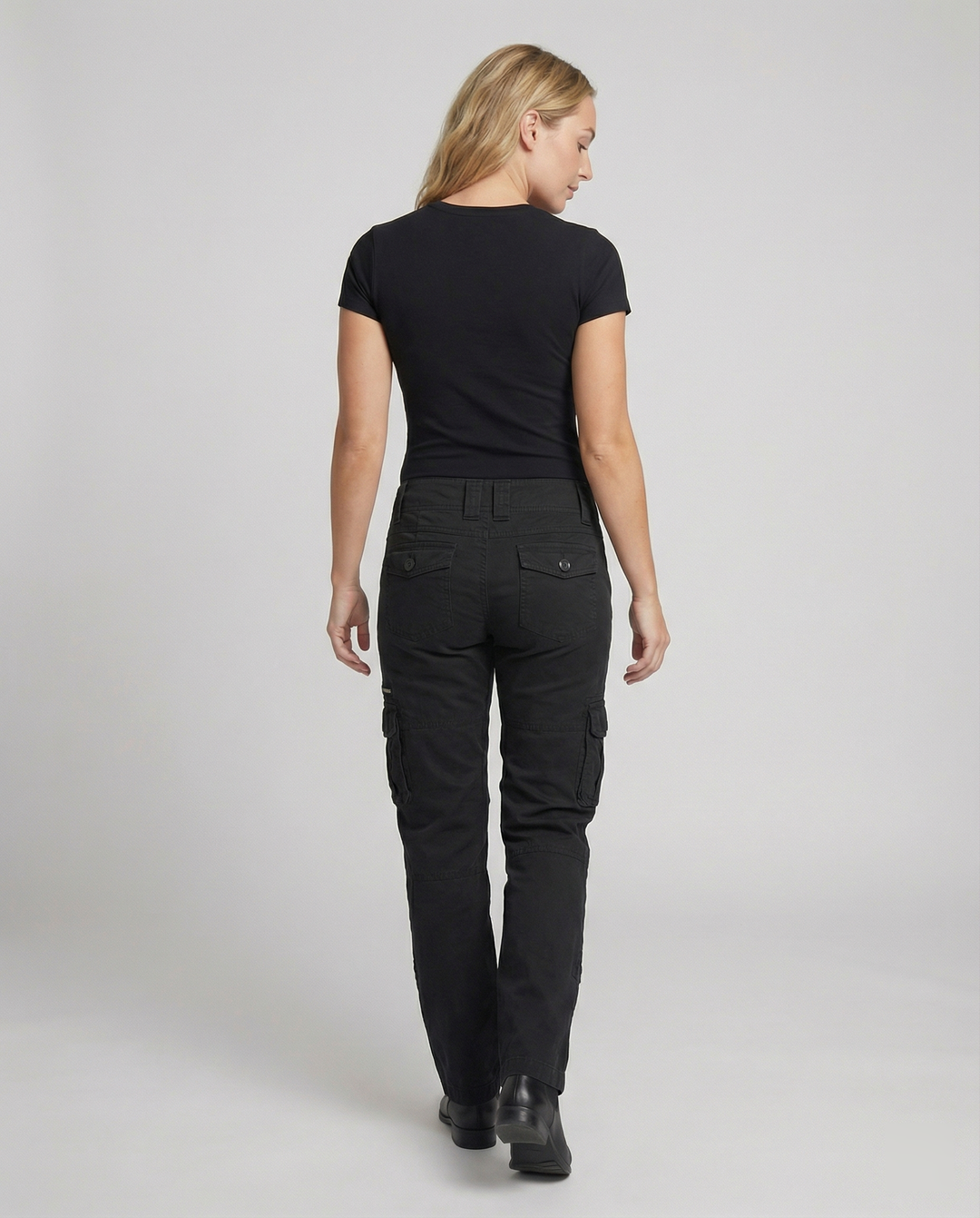Casual women's cargo bottoms, comfortable & stylish for daily wear or light adventure.