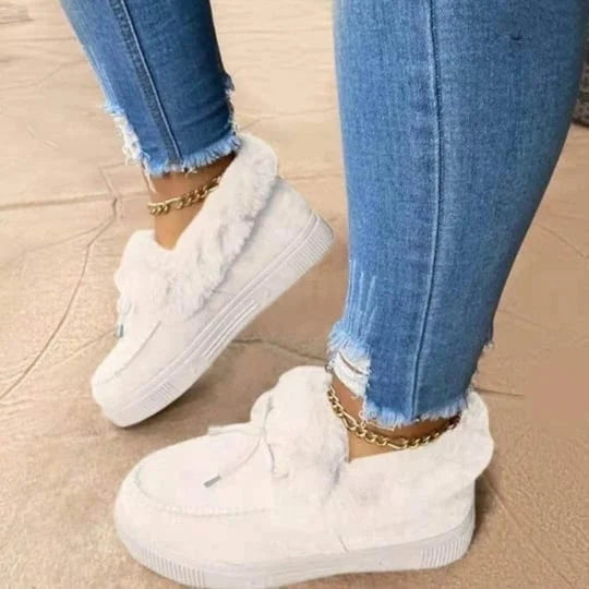 Casual women's round-toe comfort shoes with warm slip-on design, ideal for cozy winter everyday wear.