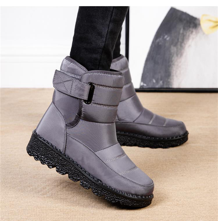 Enjoy winter activities in these warm, waterproof, padded women's snow boots for ultimate comfort.