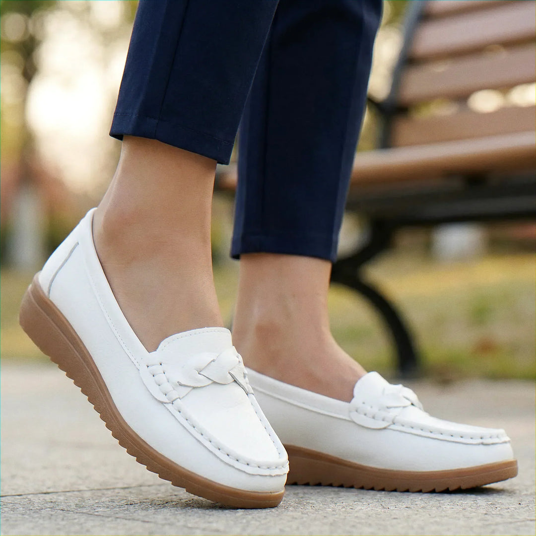Slip-on women's loafers, wide fit, with orthopedic arch support for comfort.