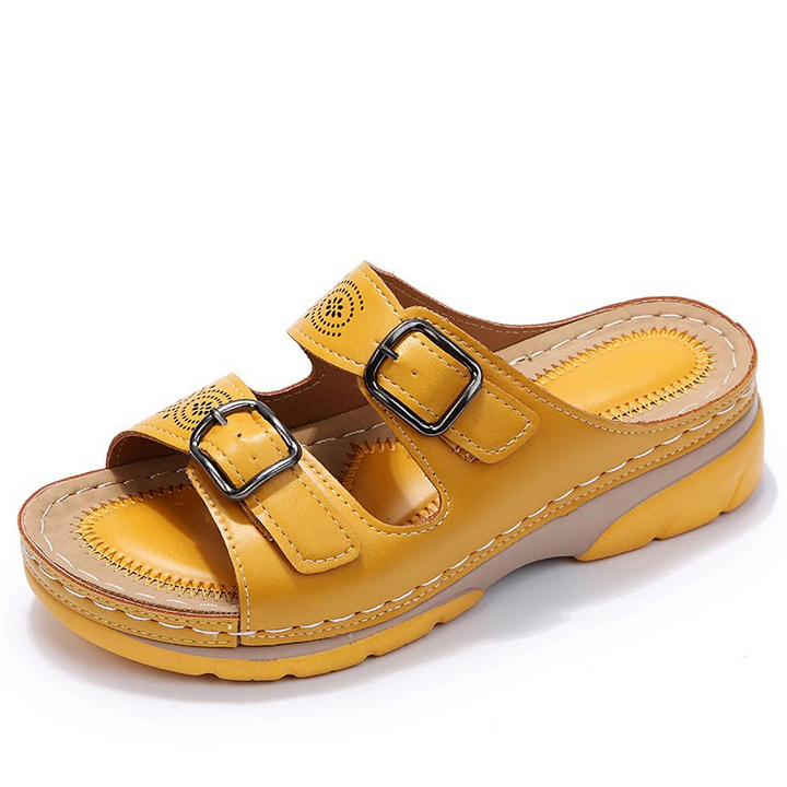 Casual women's wide fit sandals, offering orthopedic arch support for everyday comfort.