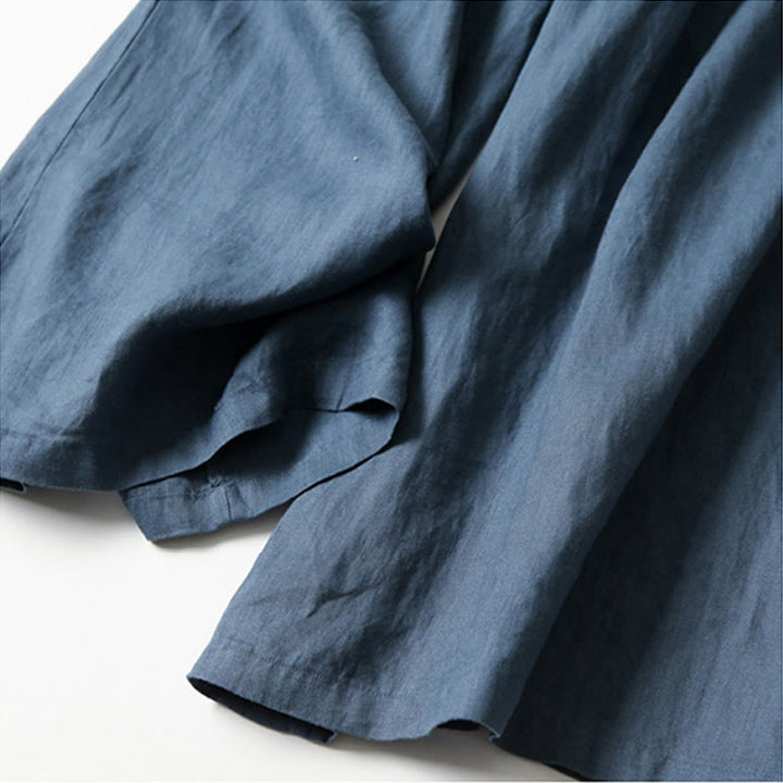 Model wearing wide-leg women's trousers, relaxed fit, high waist, for everyday comfort.