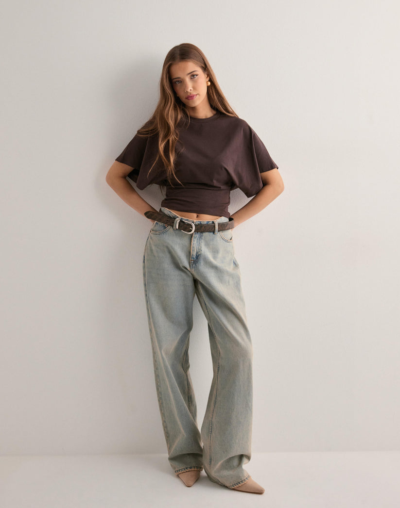 Fashionable women's wide sleeve t-shirt, offering chic comfort for everyday and versatile modern style.